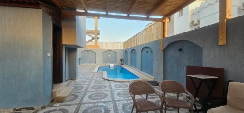 een zwembad in het midden van een gebouw bij Villa Vivian in Saint. Catherine