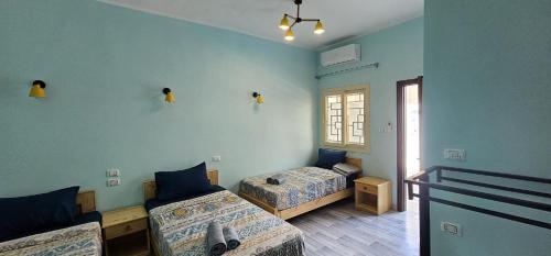 een kamer met twee bedden en een raam bij Villa Vivian in Saint. Catherine