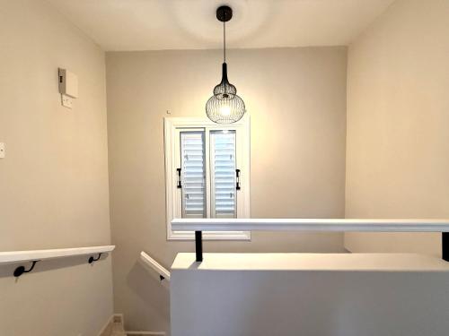 Φωτογραφία από το άλμπουμ του Onyx Beach Villa - Cozy 2BR - Walk to Beach σε Meneou