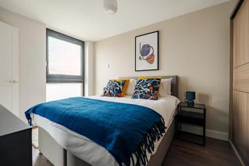 Postel nebo postele na pokoji v ubytování Pass the Keys Luxury Liverpool Flat with Amazing River Views