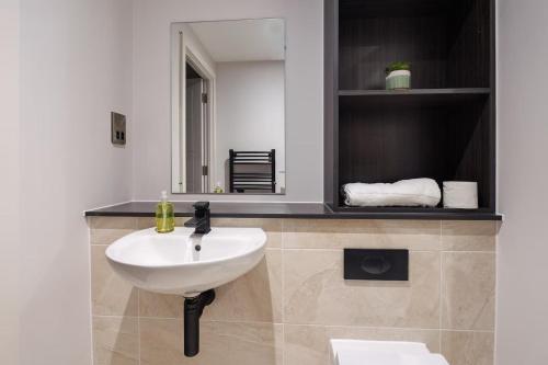 Koupelna v ubytování Pass the Keys Luxury Liverpool Flat with Amazing River Views