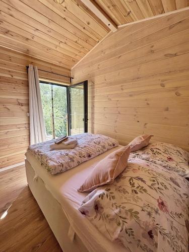 a bedroom with a bed in a log cabin at Le Petitou in Všeruby