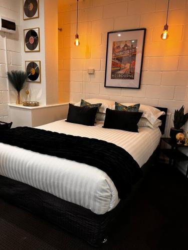 Hidden Gem on Flinders St - Renovated CBD Studio