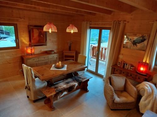 a dining room with a wooden table and chairs at Chalet des Aigles Reallon in Réallon