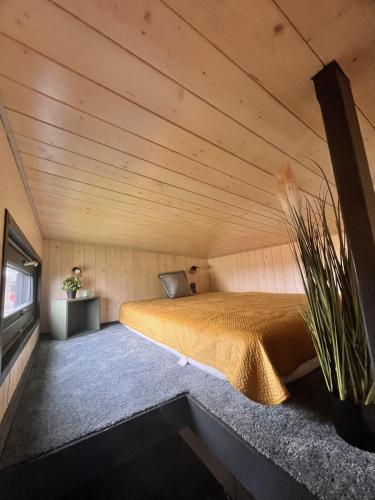 a bedroom with a bed in a room at tiny house Eisingen in Eisingen