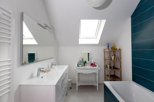 サン・リュネールにあるVilla Les Charmettesの洗面台、浴槽、鏡のあるバスルーム