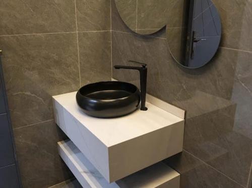 un lavabo negro sentado en un mostrador en un baño en Lyva chalet, en Al Rama
