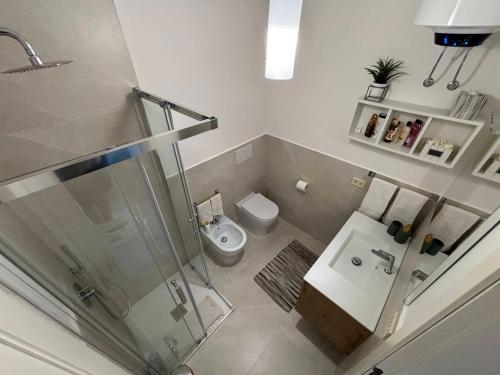 Et badeværelse på La Brezza, relax nel verde con vista mare