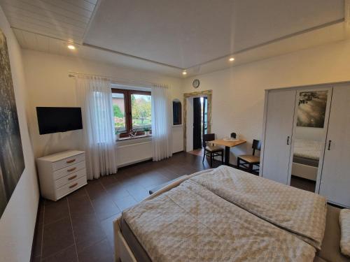 a bedroom with a bed and a desk and a table at 1 Zimmer Apartment zentral zur Kurklinik in Bad Oeynhausen