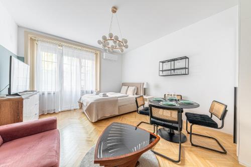 Budapest Parliament Retreat - with AC and balcony