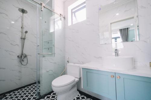 a bathroom with a toilet and a sink and a shower at Mây Hoa Tiên Relax - Villa in Xuan An