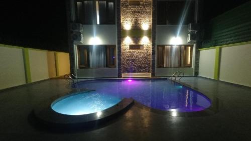 Una gran piscina en una habitación con luces. en Hotel manali life, en Manali