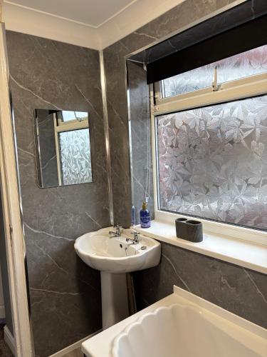 サンダーランドにあるAffordable Luxury 2 Stunning apartment Sunderland close to City centre hospital Crown Works Studio and Nissanの洗面台と鏡のあるバスルーム