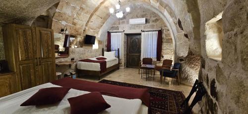 una camera da letto con un letto in una stanza di pietra di Peruna Cave a Göreme
