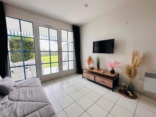 TV a/nebo společenská místnost v ubytování Apparemment cosy et au calme vue sur le golf