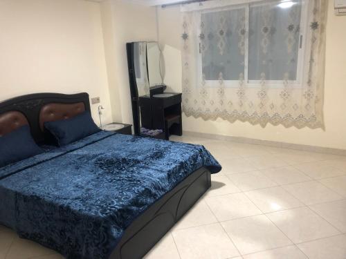 une chambre avec un lit, une télévision et une fenêtre dans l'établissement شقة للكراء اليومي, à Segangane