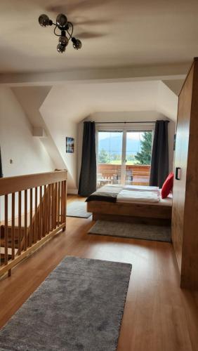 Un dormitorio con una cama y una ventana grande. en Apartments by Pension Ballwein, en Salzburgo