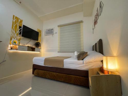 Postel nebo postele na pokoji v ubytování Sky Condotel Staycation