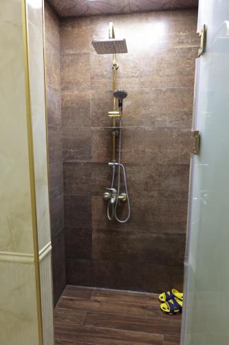 una doccia in un bagno con una parete in legno di Azur 11 a Baku