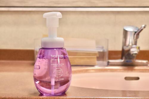 a bottle of soap sitting on top of a sink at 風薫る宿 伊豆星の舞 in Ito