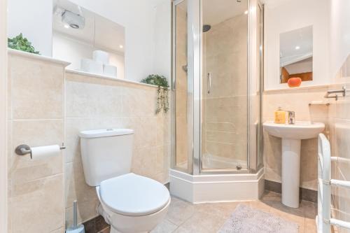 Ένα μπάνιο στο 2BR City Centre Flat - Juliette Balcony - Sleeps 6