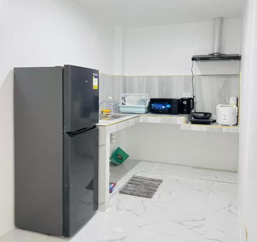 Η κουζίνα ή μικρή κουζίνα στο JMary's Stayhouse