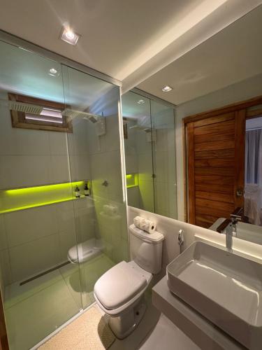 a bathroom with a toilet and a sink and a shower at Pousada Amazing Jeri in Jericoacoara