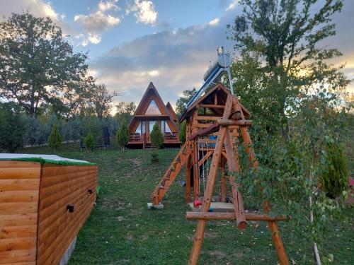 ValceaにあるStelele Cozieiのはしごと家のある丸太小屋