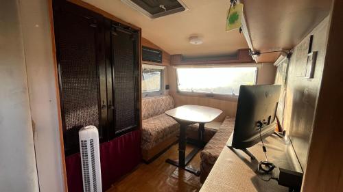 a small room with a table and a window at Caravan Experience in Santa Justa