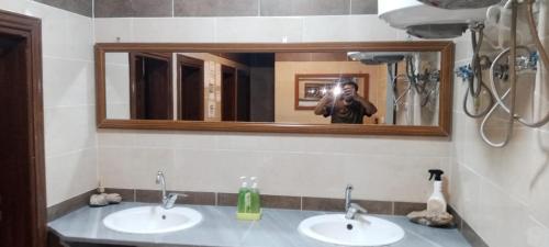 Bilik mandi di Petra sharing room