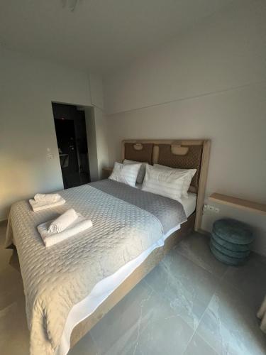 Un dormitorio con una cama grande con toallas. en Skylan Studio, en Larisa