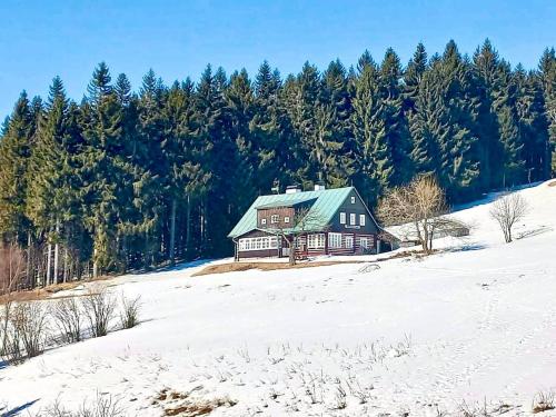 a house on a hill in the snow at Horská chalupa Rychnovská bouda u skiareálu in Horní Malá Úpa