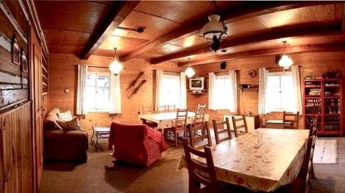 a living room with a table and a dining room at Horská chalupa u skiareálu in Horní Malá Úpa