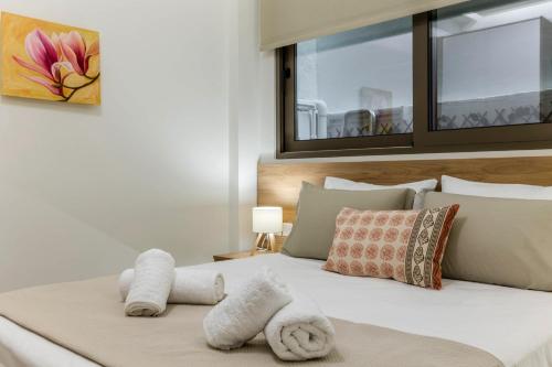 a bedroom with a bed with towels on it at Manelia, ground floor, central apartment in Bendevís