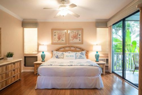 Un dormitorio con una cama grande con dos lámparas. en Grand Champions 179 · GC 179 Last Minute Deal at 3BD Wailea Cond, en Wailea