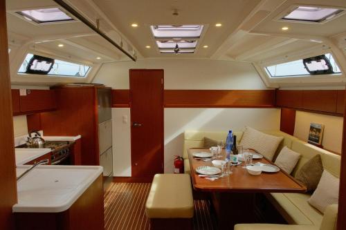 een kleine keuken met een tafel in een boot bij Sailing boat house in Athene