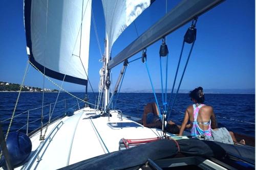 een vrouw op een zeilboot in het water bij Sailing boat house in Athene