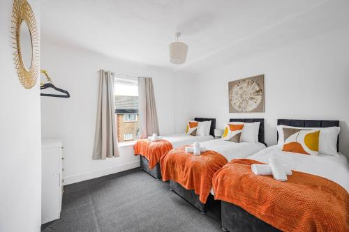 Voodi või voodid majutusasutuse Modern 3 Bed A13-M25-Basildon Hospital Sleeps 6 toas