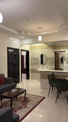 ハミース・ムシャイトにあるشقق الخيول الذهبية للشقق المخدومة -1のソファとテーブルのあるリビングルーム