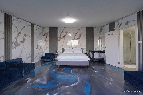 a bedroom with a fish painted on the floor at אחוזת אורפז - וילה מדהימה עם בריכה פרטית מחוממת וג'קוזי בזרעית in Zar‘it