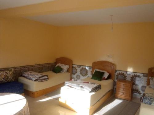 una habitación con dos camas en una habitación en AYA Farm,Ferme d'hotes Aguelmous, en Khenifra