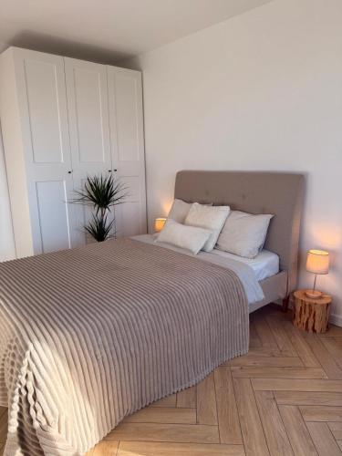 Ένα ή περισσότερα κρεβάτια σε δωμάτιο στο Przytulne Studio Blisko Morza