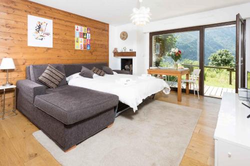シャモニー・モンブランにあるLe Cretet 2 apartment - Chamonix All Yearのリビングルーム(ベッド1台、ソファ付)