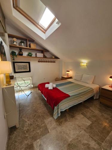 een slaapkamer met een groot bed met een rode deken bij Saturno 1 Sea Views Los Alamos in Torremolinos