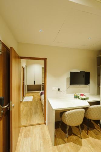 TV a/nebo společenská místnost v ubytování M Suites And Hotel