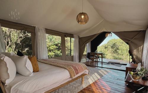 Postel nebo postele na pokoji v ubytování Lion's Cradle