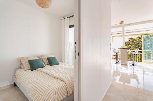 Luxury Apartment with Sea View and Private Beach Access