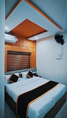 a bedroom with a large bed in a room at Radission in Padinjarathara