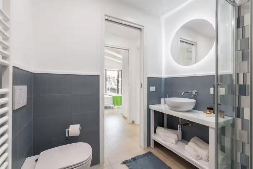 Un baño de OrangeSun Holiday Home x12 with parking