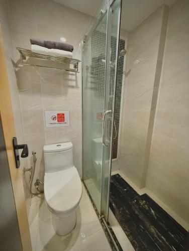 um banheiro com vaso sanitário e box de vidro em SB Condo Sihanoukville -700m To U MALL em Sihanoukville